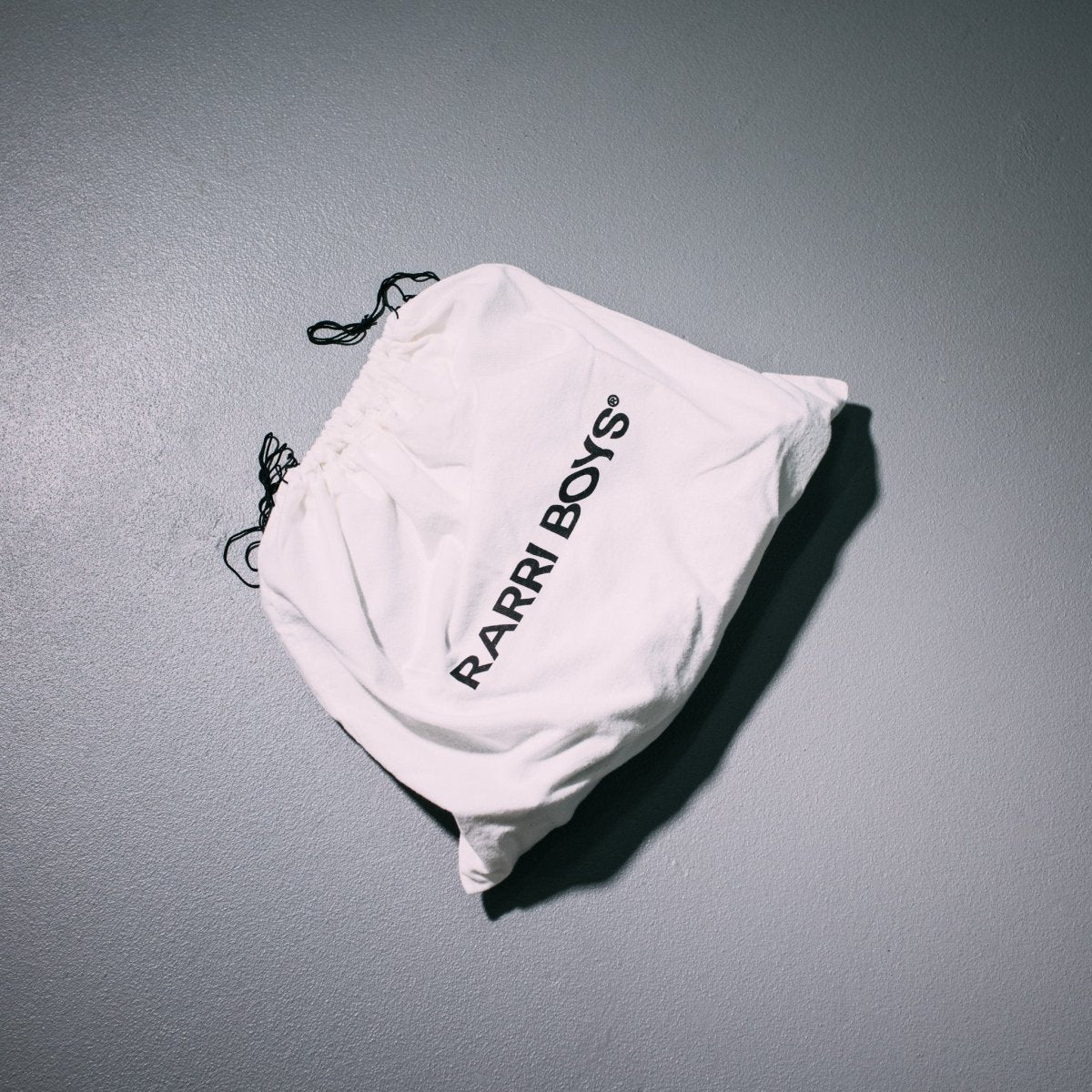 RARRI BOYS®LIMITED BODYBAG BLACK
